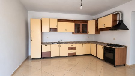 Ne Astir Tek Bar Bohemi, Jepet Me Qira Apartament 2+1+2, Ideal Per Banim !!!