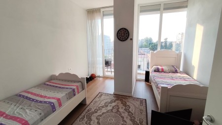 Tek Rezidenca Emi 6, Shitet Super Apartament 2+1+2 Me Hapesira Te Bollshme!!