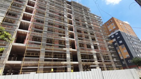 Tek Fusha E Aviacionit, Shitet Apartament 2+1+Verande, Me Orientim Perfekt !!