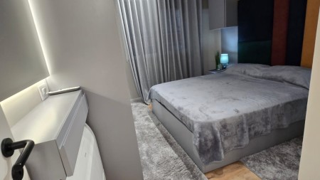 Tek Kodra e Diellit, Jepet Me Qira Super Apartament 2+1+2+Post Parkimi, Totalisht i Investuar Gati Per Banim!!!