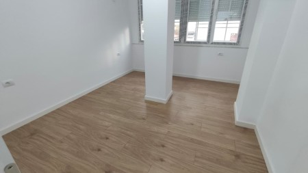 Tek Rruga E Bogdaneve ,Shitet Apartament 2+1 Me Orientim Perfekt!!
