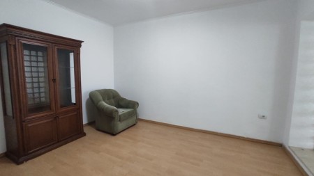 Ne Bllok, Jepet Me Qira Apartament 3+1 Per Biznes !!