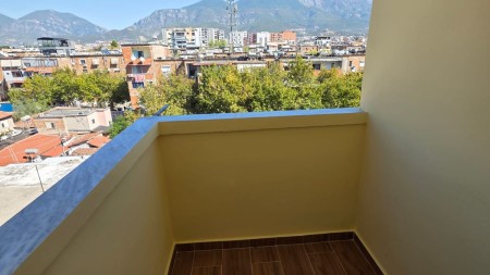 Tek Rruga Kongresi i Manastirit, Shitet Apartament 1+1, Ideal Per Banim Dhe Investim !!!
