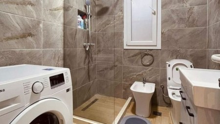 Ne Rr. Frosina Plaku, Jepet Me Qira Super Apartament 2+1, Prane Kompleksit Kontakt !!!