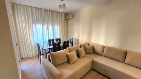Prane Komunes Parisit, Jepet Me Qira Apartament 2+1+2, Totalisht I Mobiluar !!
