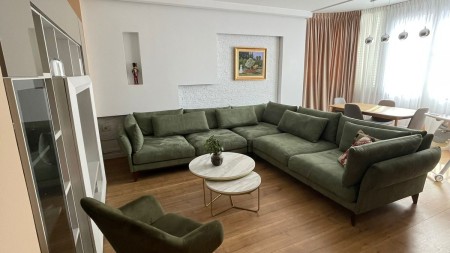Ne Myslym Shyr, Jepet Me Qira Apartament 2+1 Se Bashku Me Post Parkimi Te Perfshire Ne Cmim !!!
