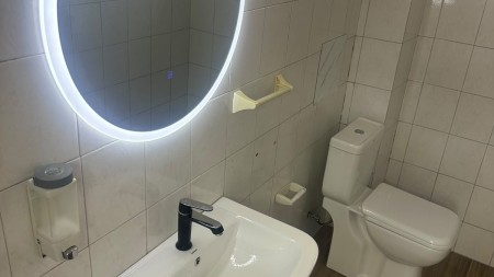 Ne Qender, Ne Fillim Te Bulevardit Zogu 1, Jepet Ambient Me Qira, Ideal Per Zyra Ose Klinika !!!
