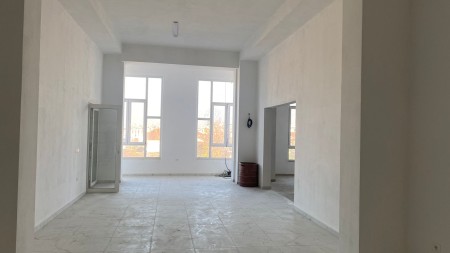 Tek Kthesa E Kamzes, Jepet Me Qira Ambient Per Zyra Me Lokacion Perfekt !!!