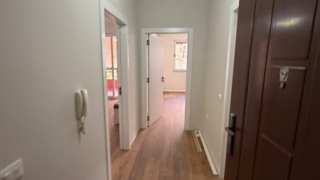 Ne Yzberisht, Shitet Apartament 1+1 Me Planimetri Te Rregullt!!