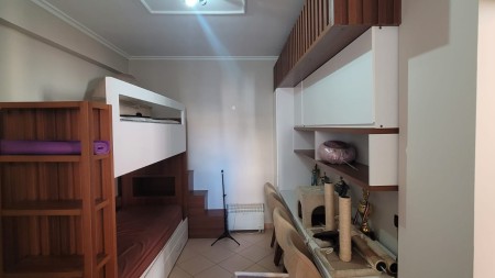 Tek Kodra E Diellit, Jepet Me Qira Apartament 2+1, I Mobiluar Totalisht !!!