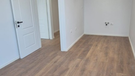 Tek Ish Stacioni i Fundit i Tiranes se Re, Shitet Super Apartament 1+1, Ideal Per Banim Dhe Investim !!!