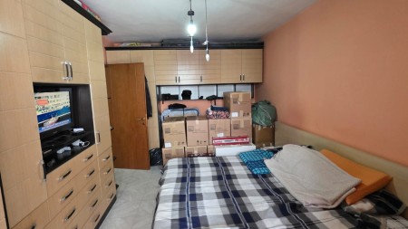 Ne Myslym Shyri, Jepet Me Qira Apartament 2+1, Me Lokacion Perfekt Dhe 2 Poste Parkimi !!