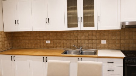Prane 21 Dhjetorit, Shitet Apartament 2+1, Me Planimetri Te Rregullt Dhe Hapesira Te Bollshme !!