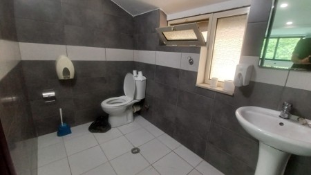 Ne Brryl, Jepet Me Qira Ambient, Per Tipologji Te Ndryshme Zyrash Ose Klinikash Mjekesore!!!