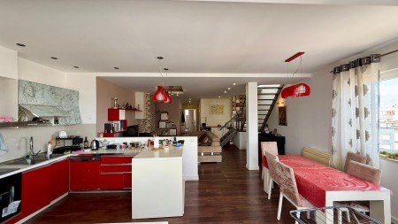 Prane Rr. Barrikadave, Shitet Apartament 2+1+2, Me Shfrytezim Tarracen !!!