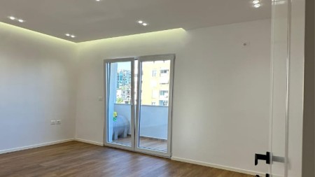 Mbrapa Fakultetit Te Shkencave, Ne Rrugen Haxhi Hysen Dalliu, Shitet Apartament 2+1, Me Lokacion Perfekt !!