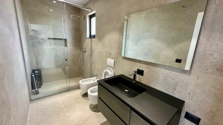 Ne Mjull Bathore, Jepet Me Qira, Vile 4 Kateshe E Ndare Ne 5 Apartamente !!!