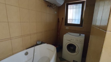 Ne Bllok, Jepet Me Qira Apartament 3+1 Per Biznes !!