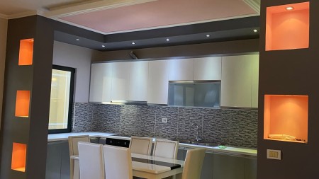Ne Shkoze, Prane Ish Uzines Se Autotraktoreve, Shitet Apartament 2+1+2, Mundesi Ideale Banimi !!!