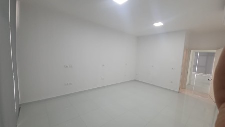 Tek Komuna e Parisit, Jepet Me Qira, Ambient Biznesi Me Lokacion Perfekt!!!