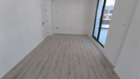 Tek Bulevardi I Ri ,Shitet Apartament 1+1 Me Verande I Sapo Perfunduar !!!