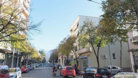 Ne Rrugen Fortuzi, Shitet Apartament 2+1 Me Siperfaqe Te Bollshme Dhe Orientim Perfekt !!!