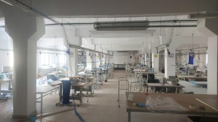 Ne Kombinat, Tek Fabrika E Qelqit, Jepet Me Qira Magazine, Ideale Per Tipologji Te Ndryshme Biznesi!!!