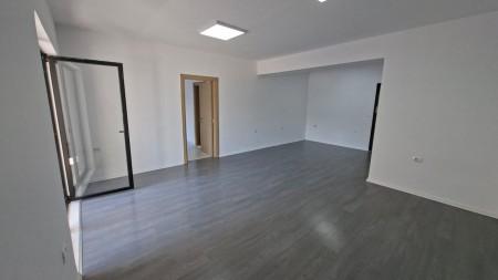 Prane Rrethrrotullimit Te 5 Majit, Jepet Me Qira Apartament 1+1, Ideal Per Zyra Apo Klinika !!!
