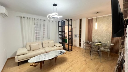 Tek Myslym Shyri, Jepet Me Qira Apartament 2+1 I Sapo Investuar!!!