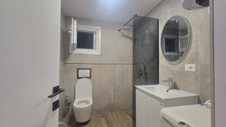 Perballe Maternitetit Te Ri, Jepet Me Qira Ambient, Ideal Per Zyra Ose Biznes!!!