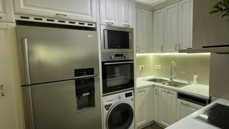 Ne Myslym Shyr, Jepet Me Qira Apartament 2+1 Se Bashku Me Post Parkimi Te Perfshire Ne Cmim !!!
