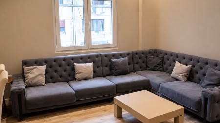 Prane 21 Dhjetorit, Shitet Apartament 2+1, Me Planimetri Te Rregullt Dhe Hapesira Te Bollshme !!