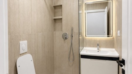 Mbrapa Globe, Tek Rruga E Kavajes, Shitet Apartament 1+1 Me Orientim Dhe Vendndodhje Perfekte !!