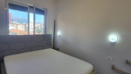 Prane Kryqezimit Te 21 Dhjetorit, Jepet Me Qira Apartament 1+1 Totalisht I Mobiluar!!!