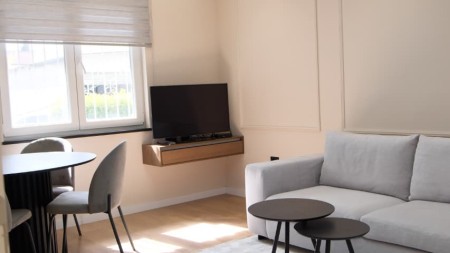 Ne Xhamllik, Jepet Me Qira Apartament 2+1 I Mobiluar, Gati Per Banim!!!
