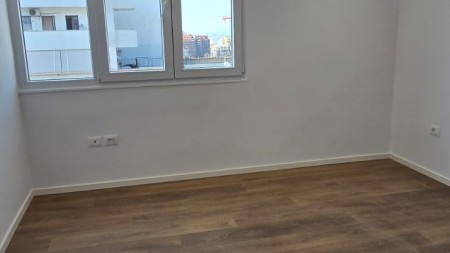 Tek 21 Dhjetori, Shitet Super Apartament 1+1, Ideal Per Banim Dhe Investim !!!