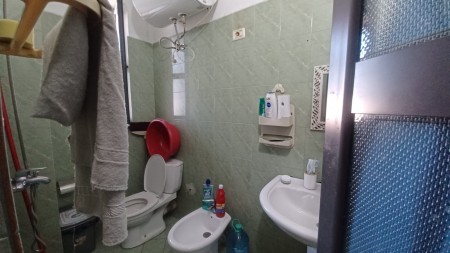 Tek 5 Maji, Mbrapa Concord Center, Jepet Me Qira Garsoniere Gati Per Banim !!!