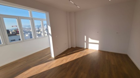 Tek 21 Dhjetori, Shitet Super Apartament 1+1, Ideal Per Banim Dhe Investim !!!
