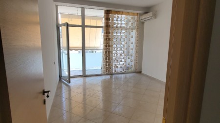 Tek Kompleksi Kika 2, Shitet Apartament 2+1+2, Me Hapesira Te Bollshme!!