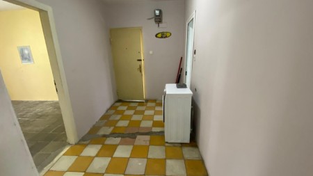 Tek Shkolla 1-Maji Shitet Apartament 2+1 Me Planimetri Te Rregullt!!