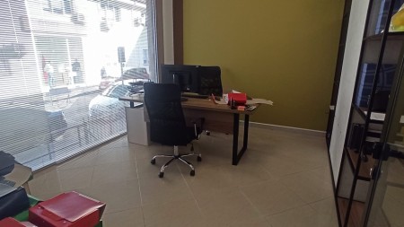 Tek Rruga e Durresit, Shitet Ambjent Komercial Ne Katin e Pare!!