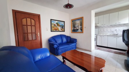 Ne Myslym Shyr, Jepet Me Qira Apartament 1+1, Buze Rruges Kryesore !!!