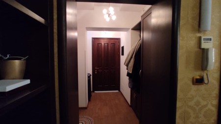 Ne Bllok, Jepet Me Qira Apartament 1+1, I Mobiluar !!