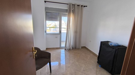 Tek Kompleksi Halili, Jepet Me Qira, Apartament 2+1+2 Me Hapesira Te Bollshme !!!