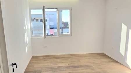 Tek 21 Dhjetori, Shitet Super Apartament 1+1, Ideal Per Banim Dhe Investim !!!