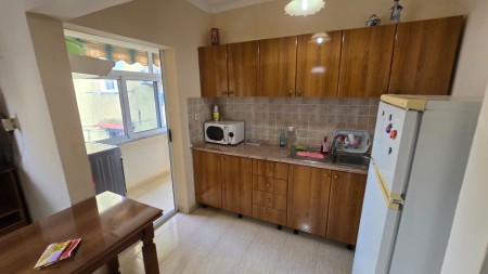 Tek Ali Demi, Shitet Apartament 1+1, Me Struktur Te Rregullt !!!