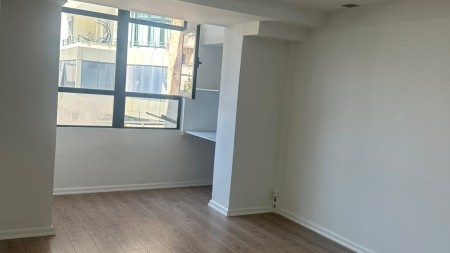 Ne Qender, Ne Fillim Te Bulevardit Zogu 1, Jepet Ambient Me Qira, Ideal Per Zyra Ose Klinika !!!