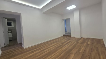 Perballe Maternitetit Te Ri, Jepet Me Qira Ambient, Ideal Per Zyra Ose Biznes!!!