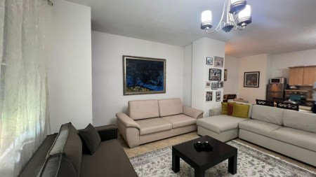 Tek Zogu i Zi, Shitet Apartament 1+1 Me Hapesira Te Bollshme Dhe Planimetri Te Rregullt !!!