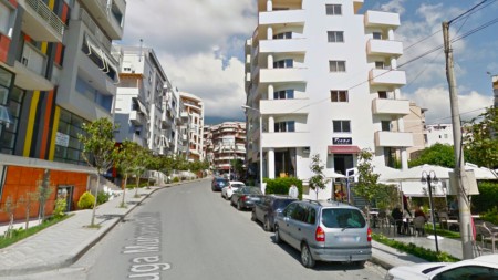 Ne Fresk ,Ne Rrugen Muhamet Deliu , Shitet Ambient Komercial Open Space !!!
